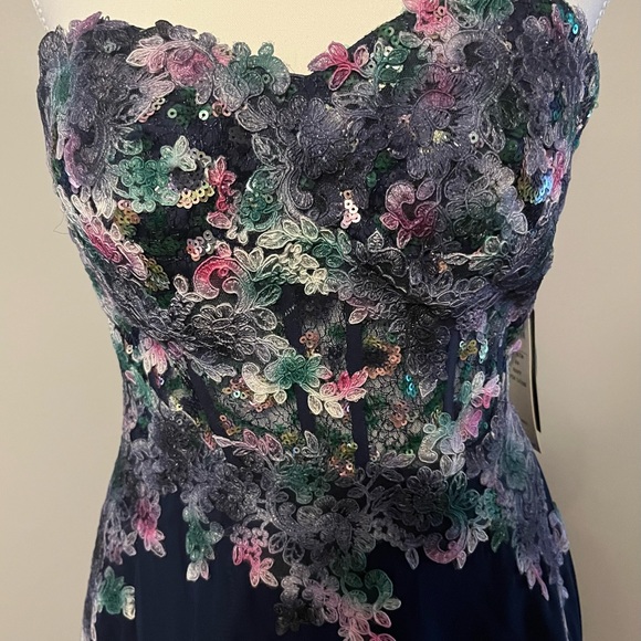 Basix Black Label Gown SZ 4 NWT!! - Picture 5 of 16